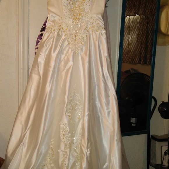 Wedding dress - Picture 1 of 6